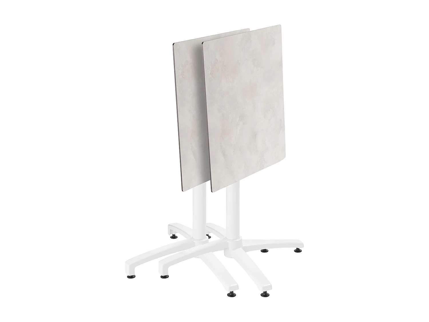 Een tuintafel met betonnen laminaat en 2 witte fauteuils