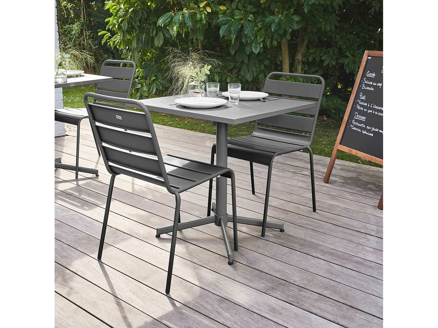 Set van een vierkante tuin tafel en 2 grijze stoelen