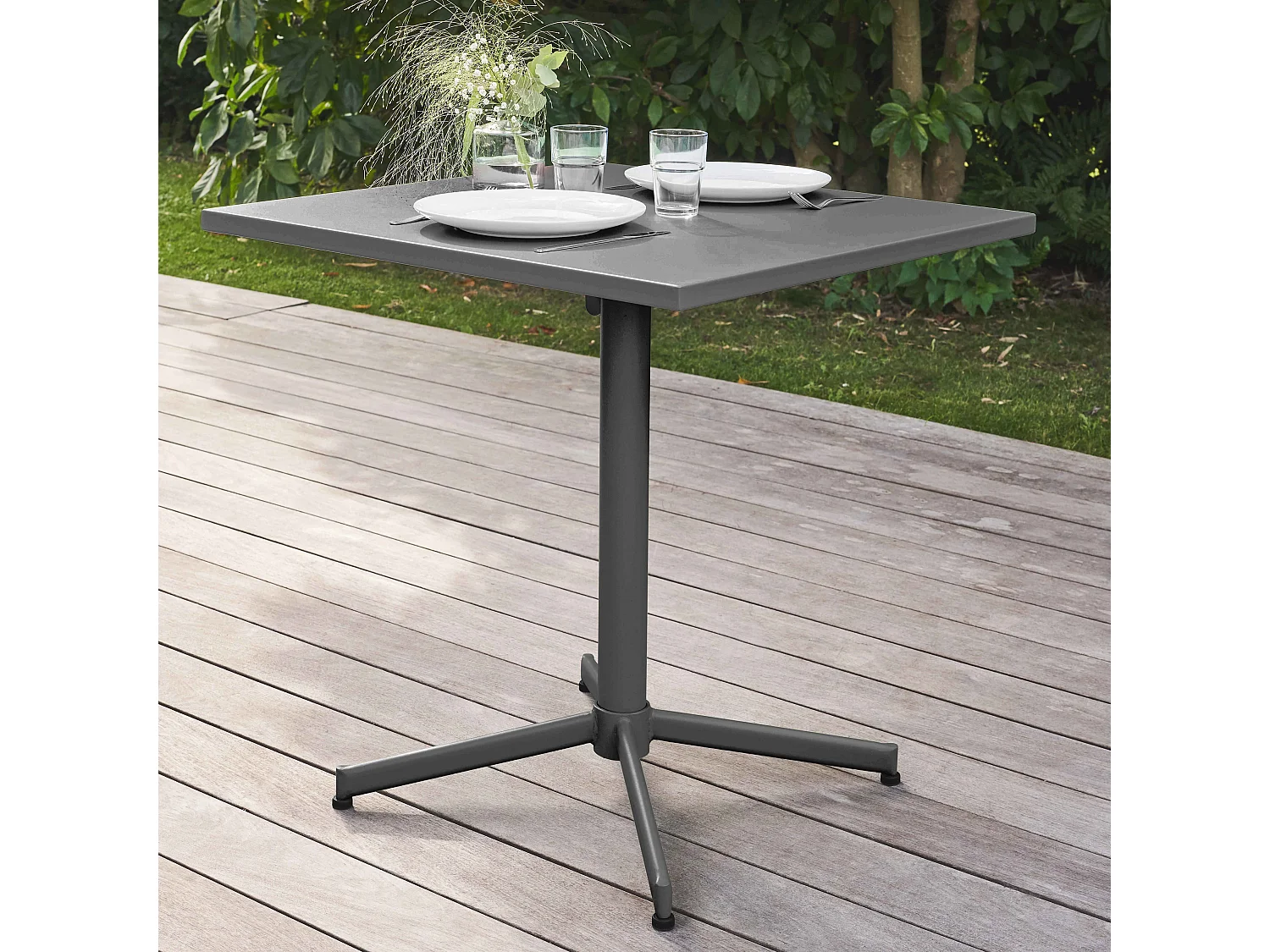 Set van een vierkante tuin tafel en 2 grijze stoelen