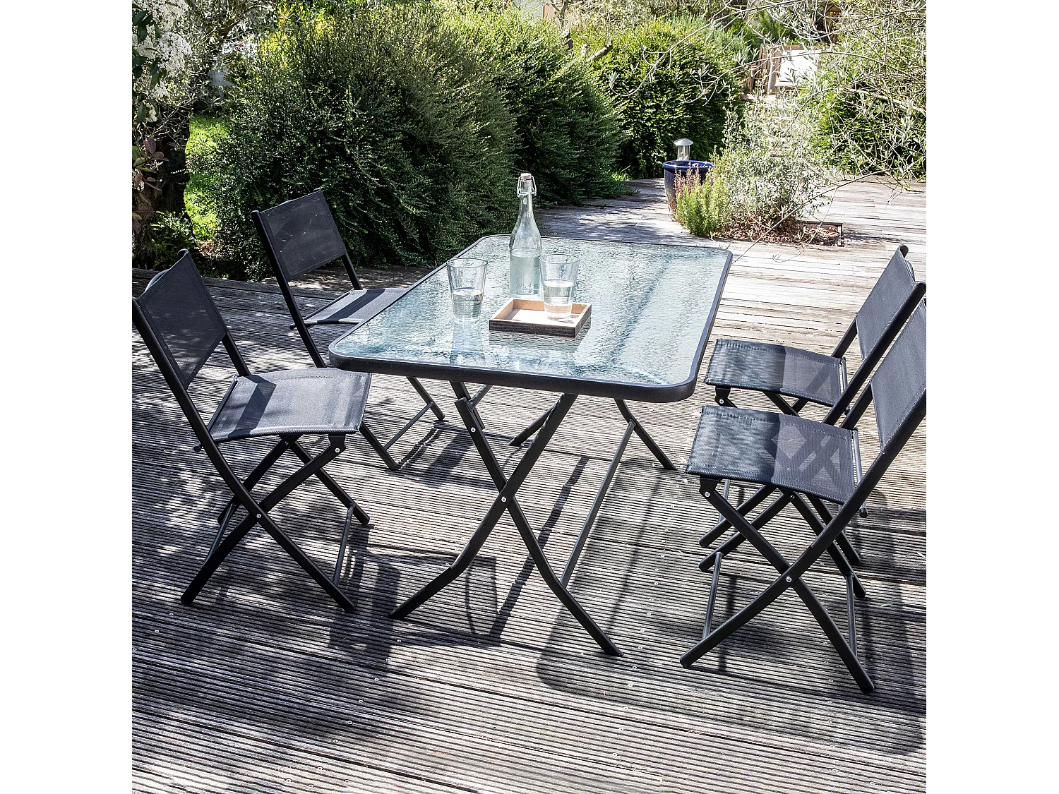 Tuintafel en 4 inklapbare stoelen van staal en zwart glas