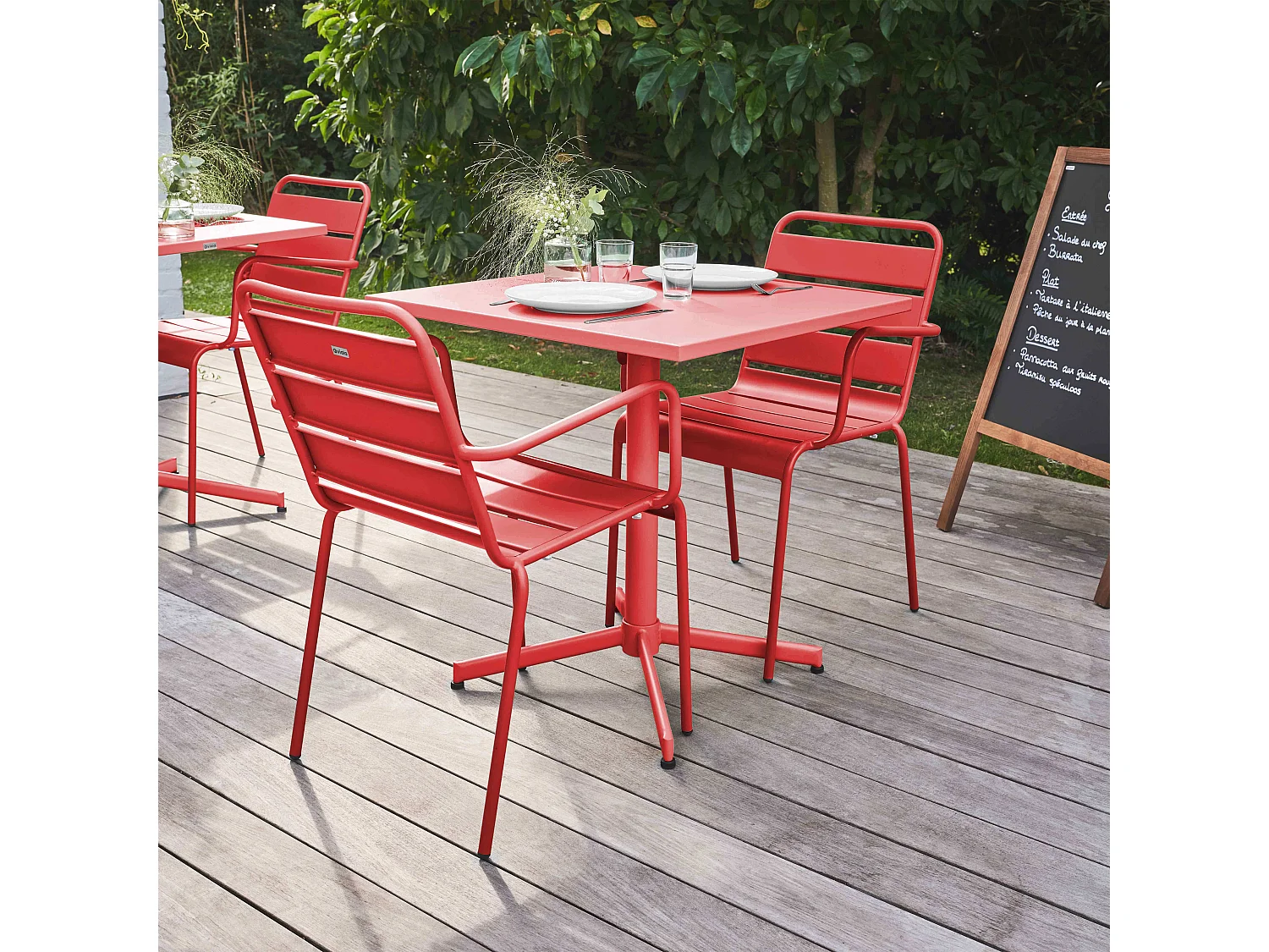 Conjunto mesa de jardín cuadrada y 2 sillas de metal rojo