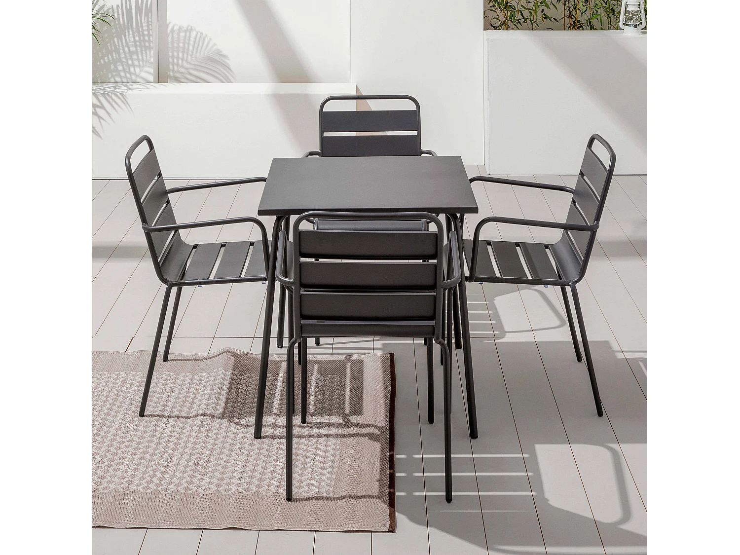 Set van een vierkante tuin tafel en 4 grijze stalen fauteuils