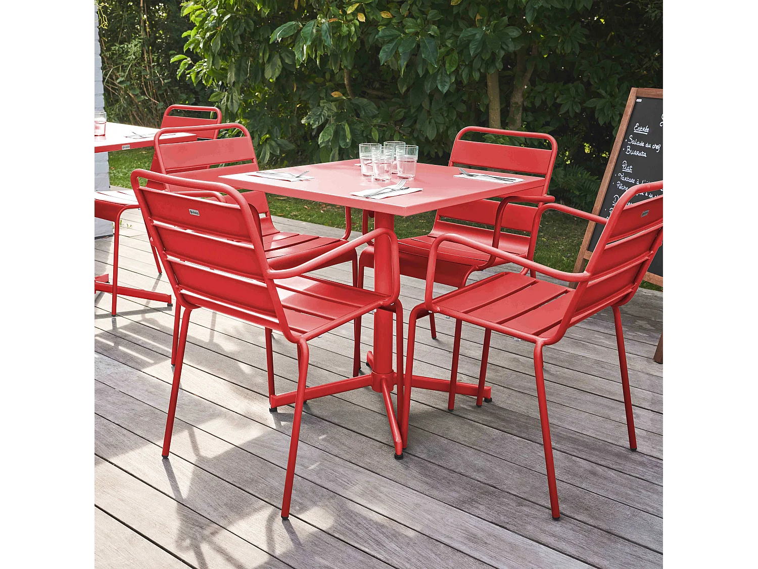 Tuinset met tafel en 4 rode fauteuils