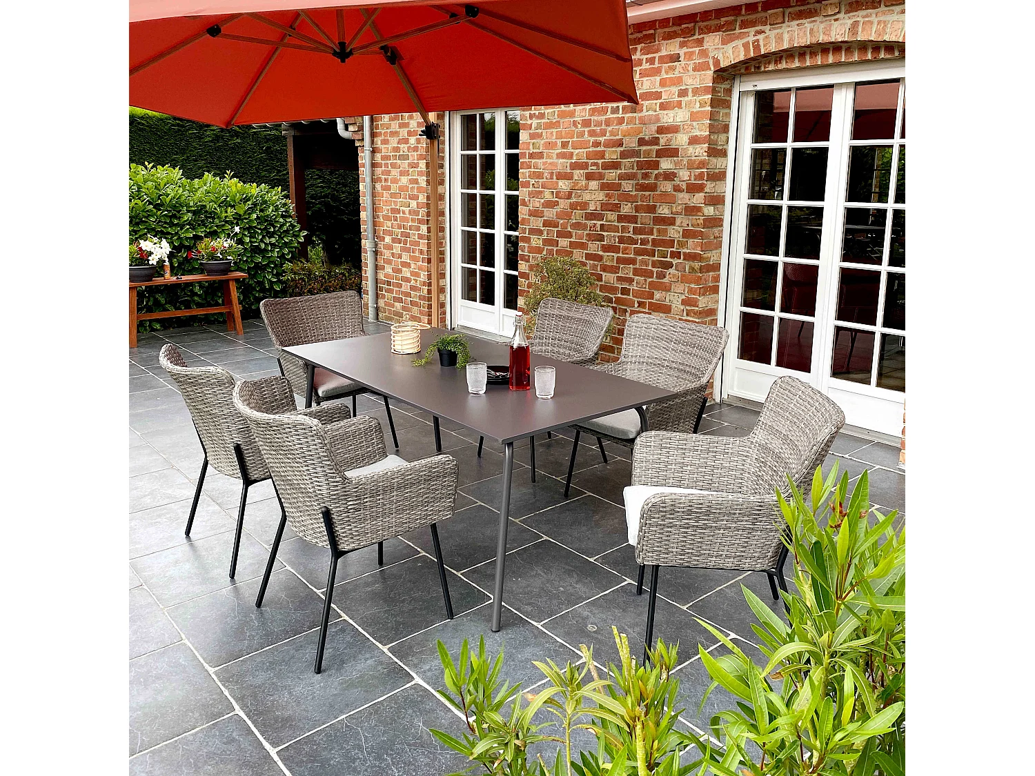 Ensemble table de terrasse et 6 chaises avec accoudoirs en résine - Palavas