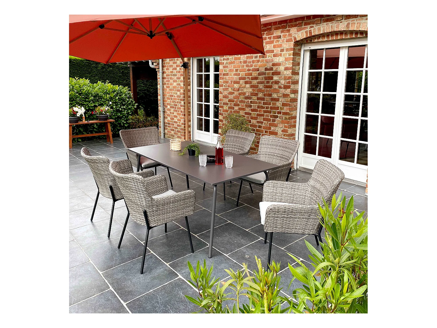 Ensemble table de terrasse et 6 chaises avec accoudoirs en résine - Palavas