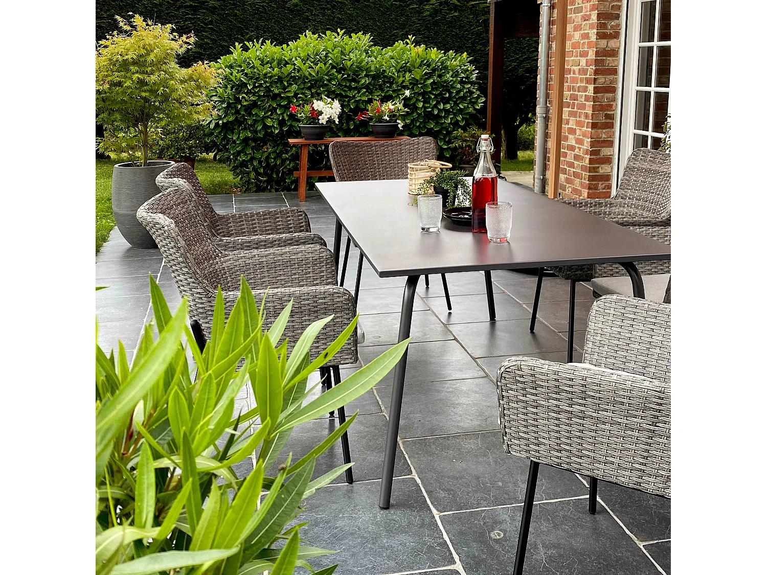 Ensemble table de terrasse et 6 chaises avec accoudoirs en résine - Palavas