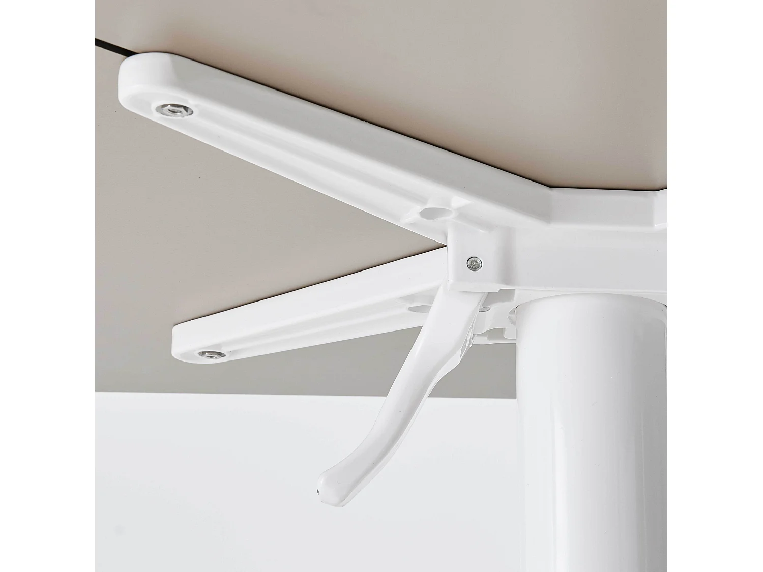 Mesa de jardín en laminado marrón topo y 2 sillones blancos