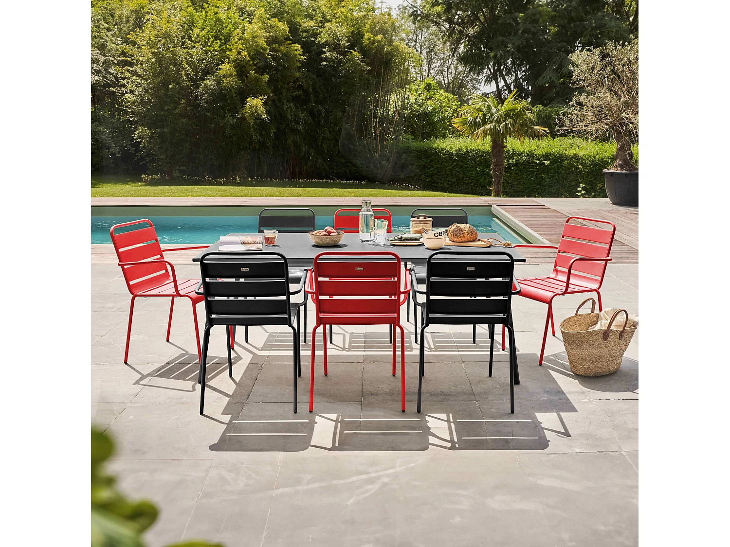 Ensemble table de jardin et 8 fauteuils en métal rouge et gris - Palavas