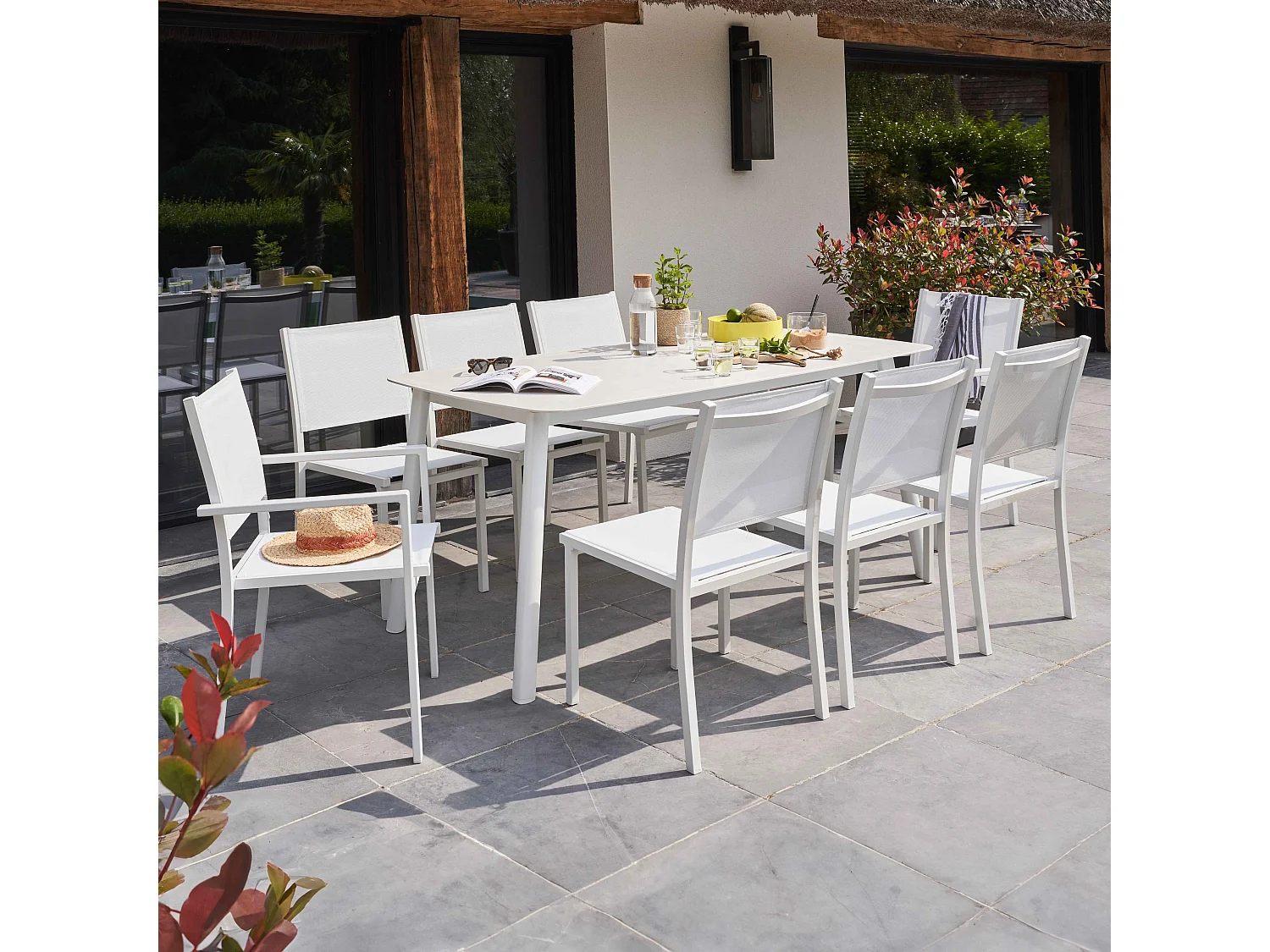 Table de terrasse aluminium et pierre, 6 chaises et 2 fauteuils blanc