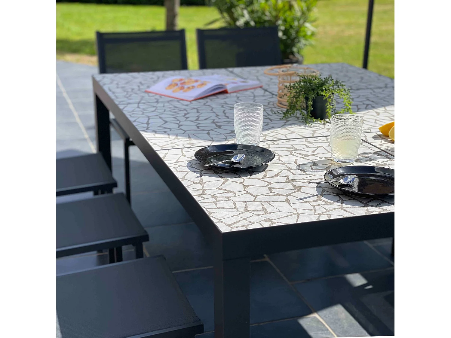 Ensemble table de jardin en céramique effet mozaic avec 10 chaises  - Tivoli
