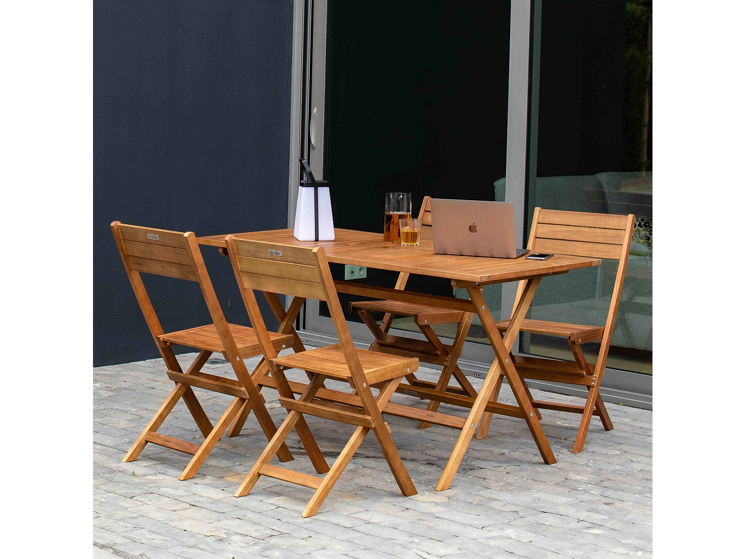 Table de terrasse et 4 chaises pliantes en bois
