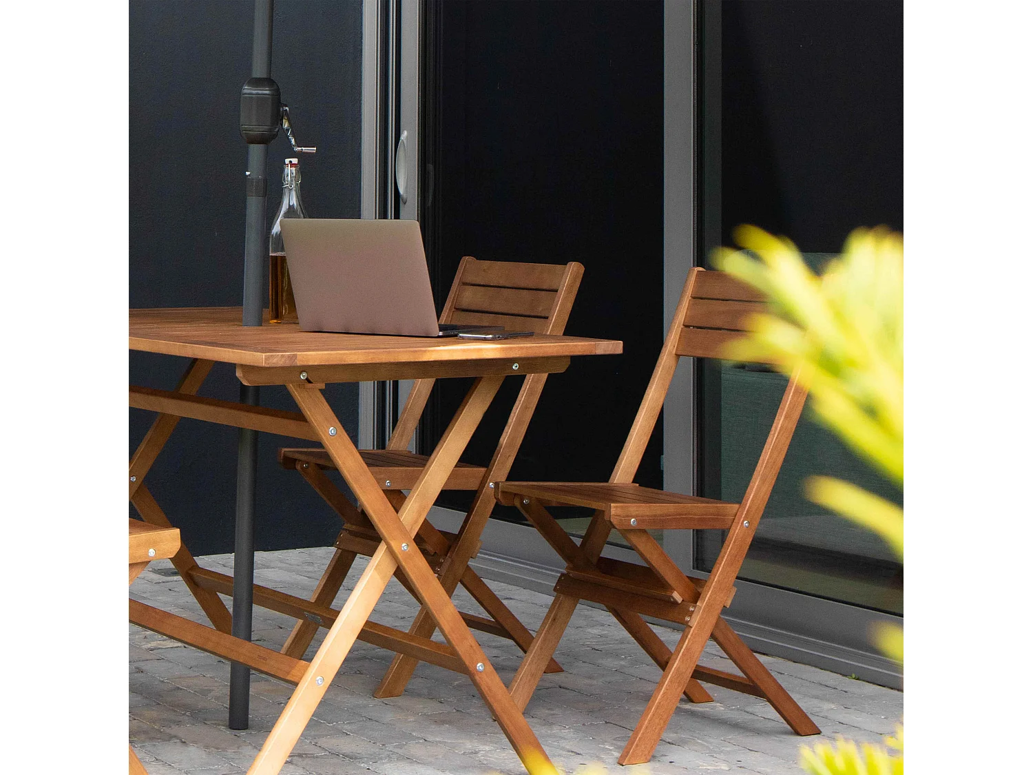 Table de terrasse et 4 chaises pliantes en bois