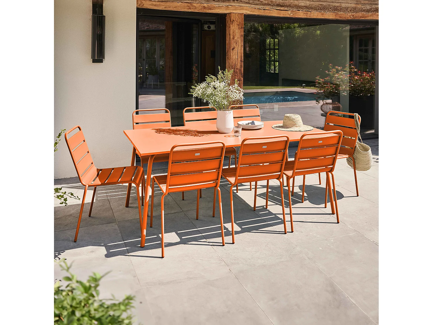 Ensemble table de jardin et 8 chaises en métal orange - Palavas