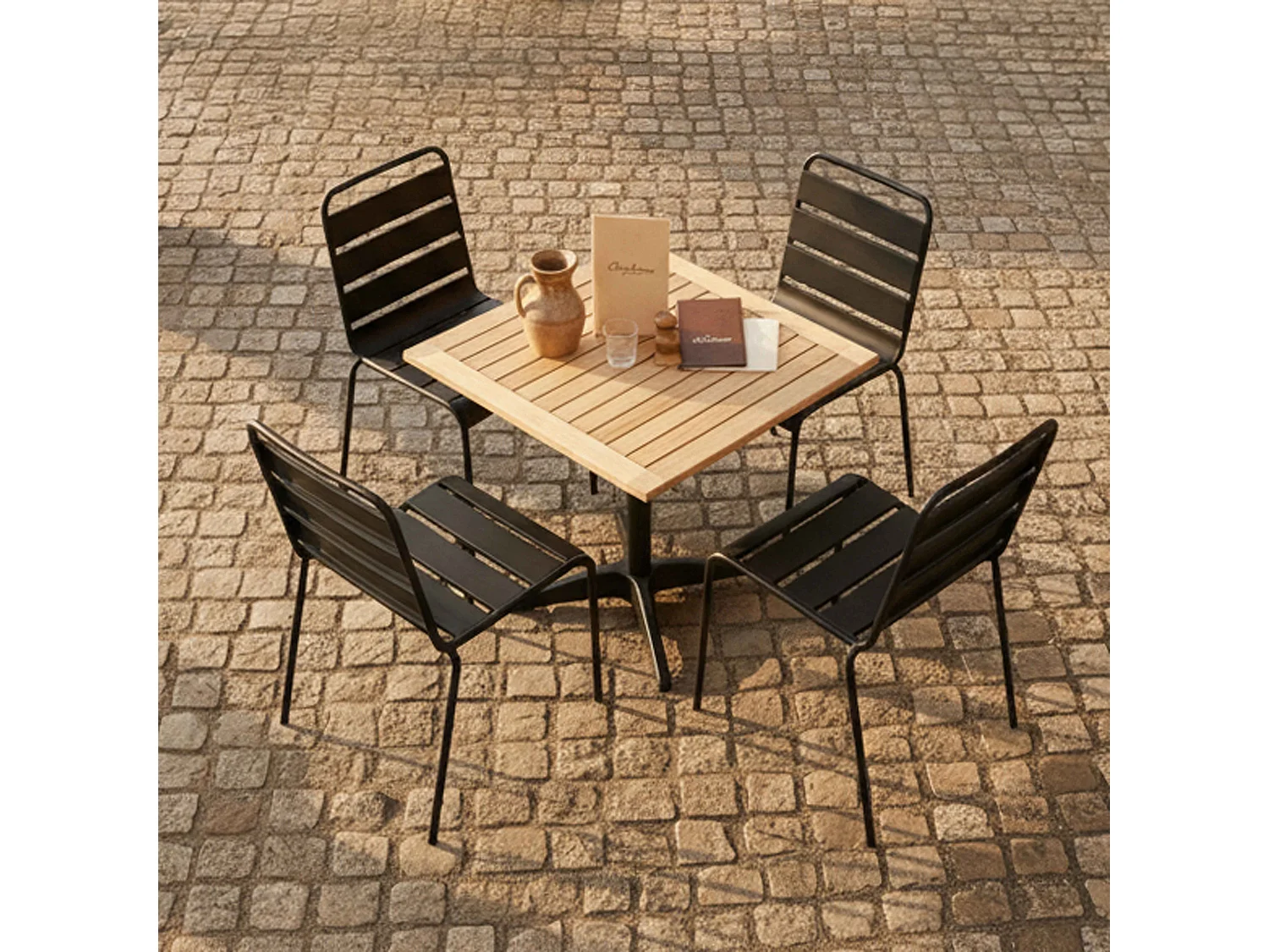 Ensemble brasserie table alumium et bois et 2 chaises en métal