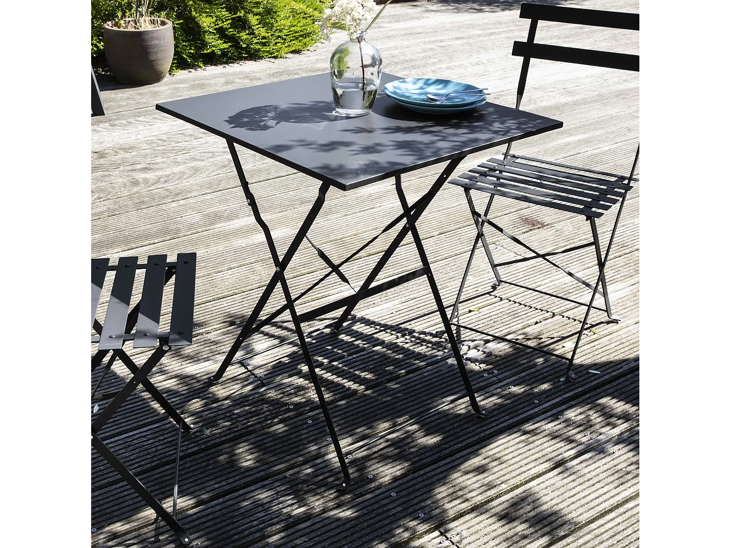 Table de jardin et 2 chaises acier gris