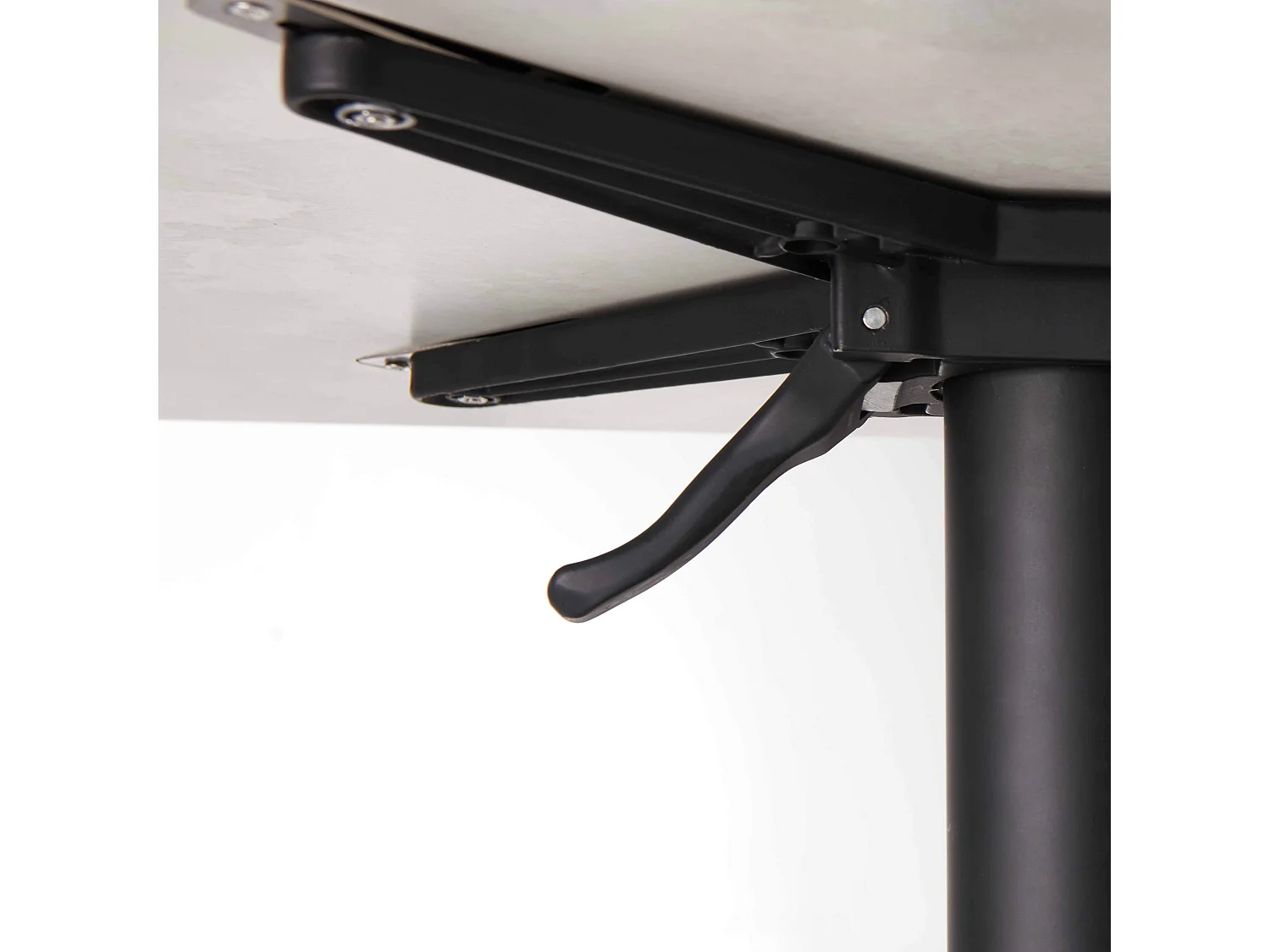 Een tuintafel met licht betonnen laminaat en 2 grijze fauteuils