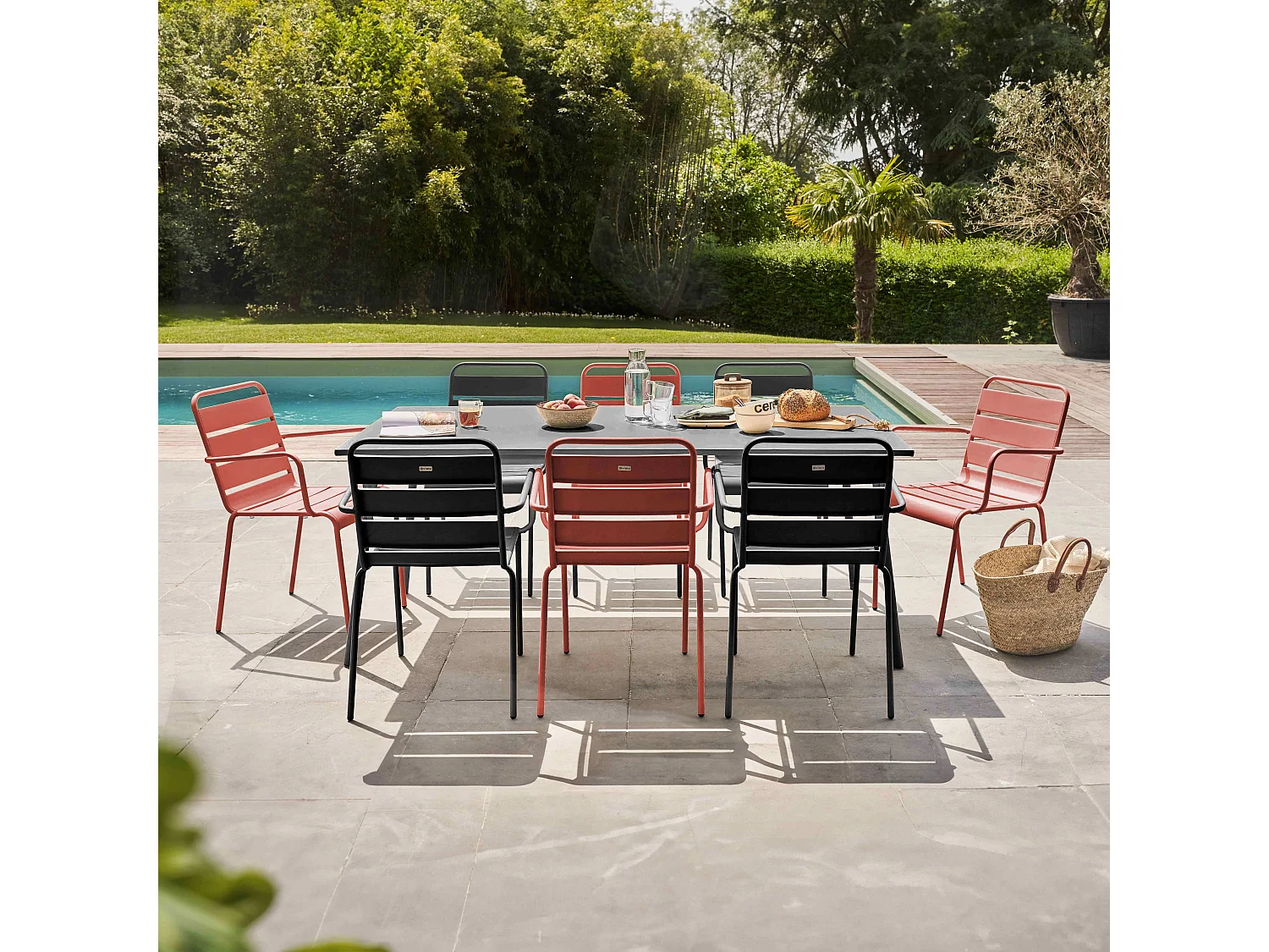 Tuinset met tafel en 8 fauteuils van klei- en grijsgrijs metaal