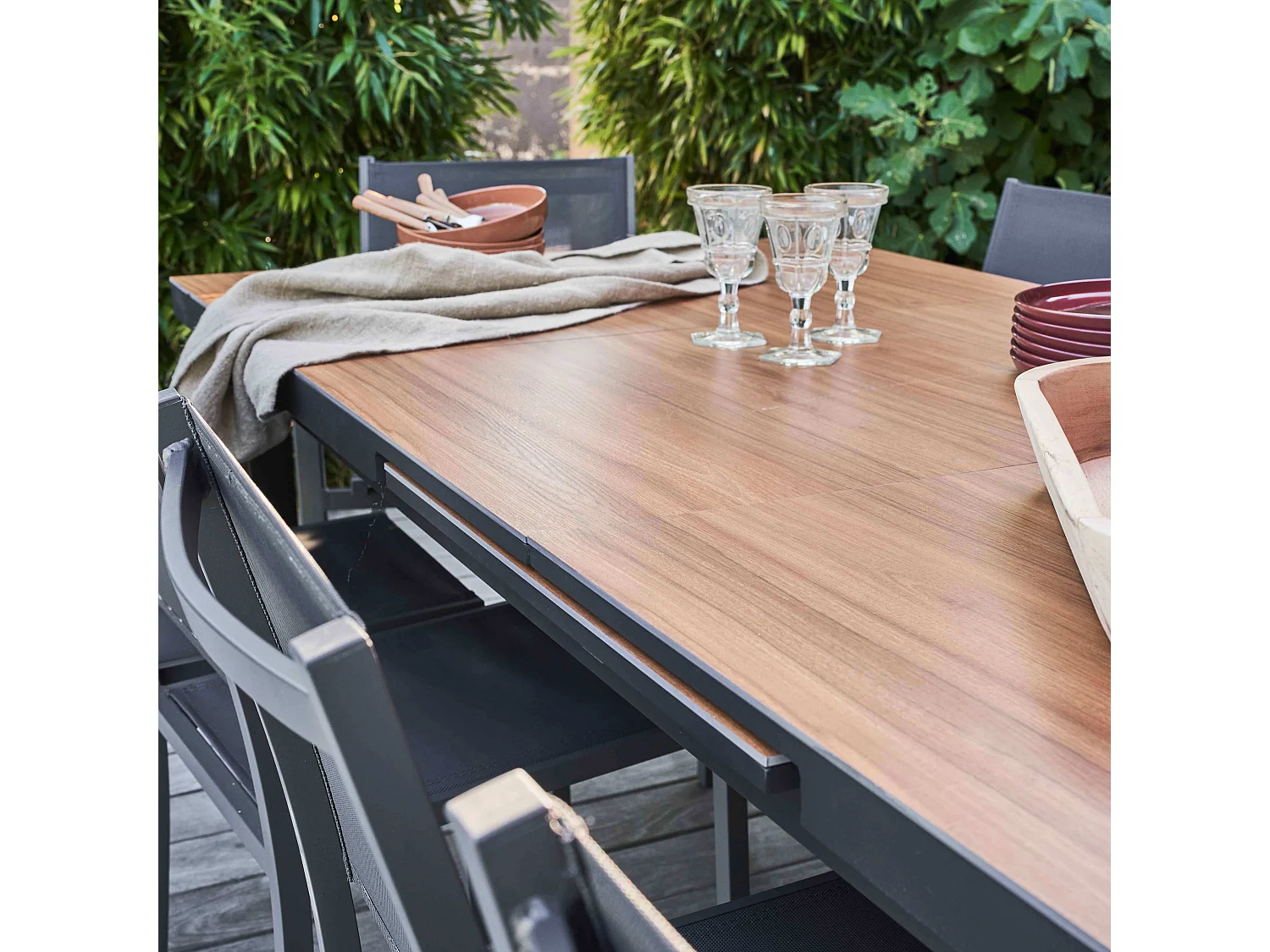 Ensemble table de jardin avec 8 chaises et 2 fauteuils bois