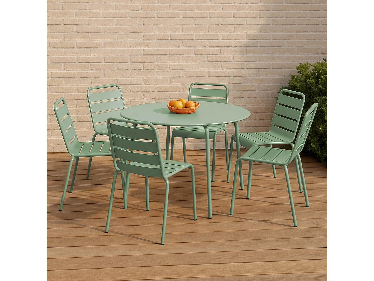 Set van een ronde tuin tafel en 6 groene salie stoelen