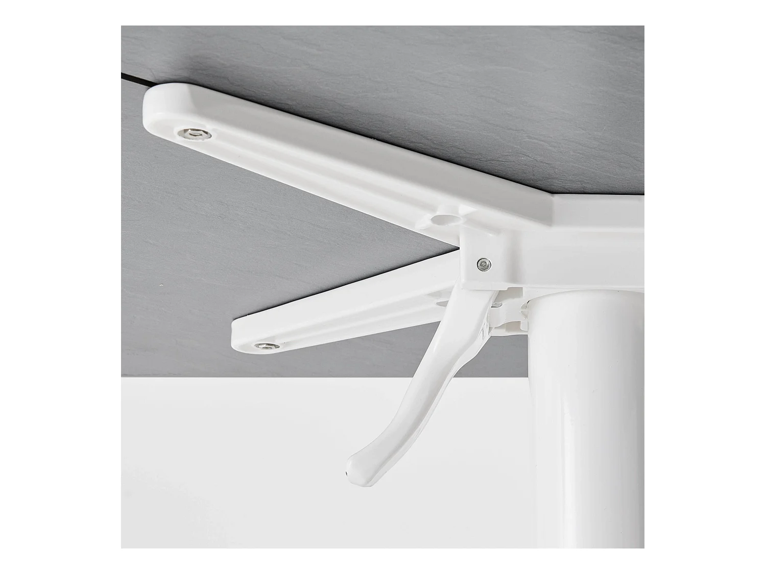 Een tuintafel met leisteen laminaat en 2 grijze fauteuils