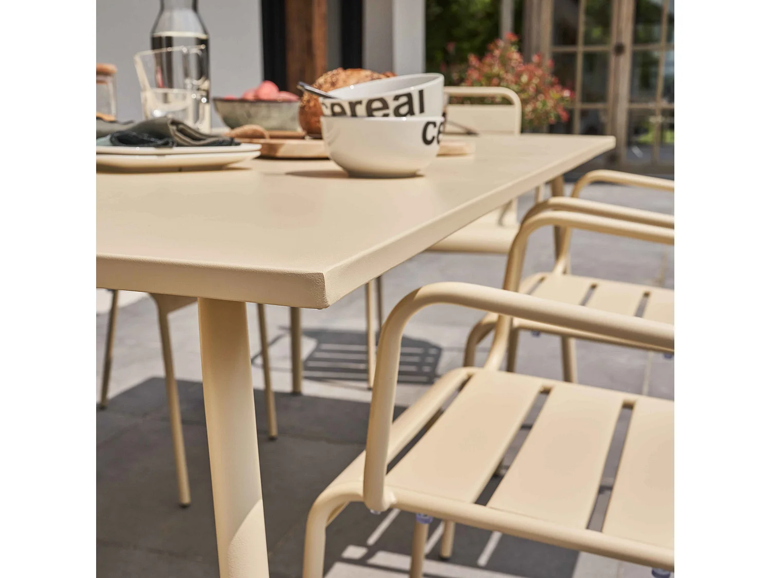 Ensemble table de jardin et 6 fauteuils en métal ivoire - Palavas