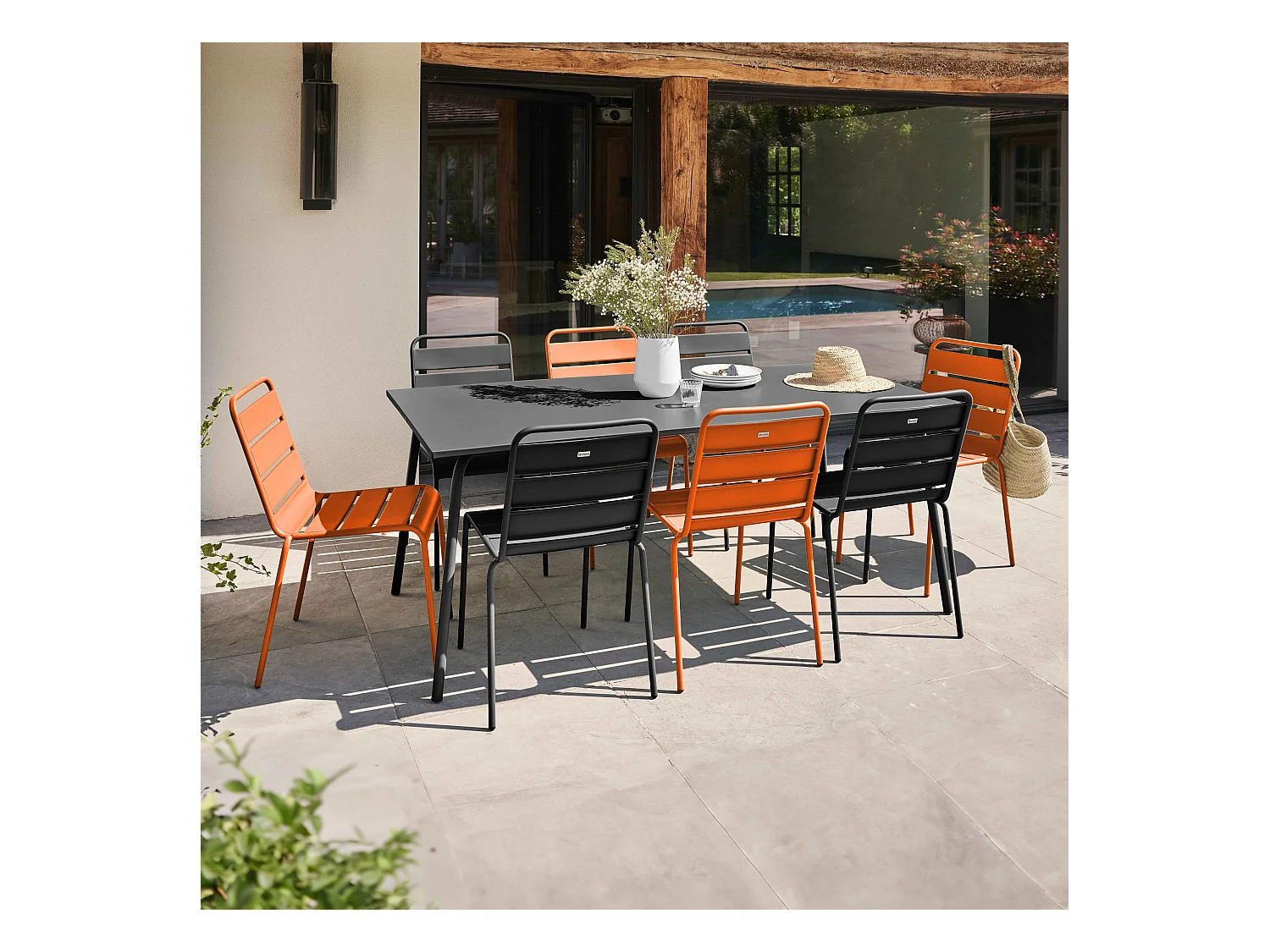 Ensemble table de jardin et 8 chaises en métal gris et orange - Palavas