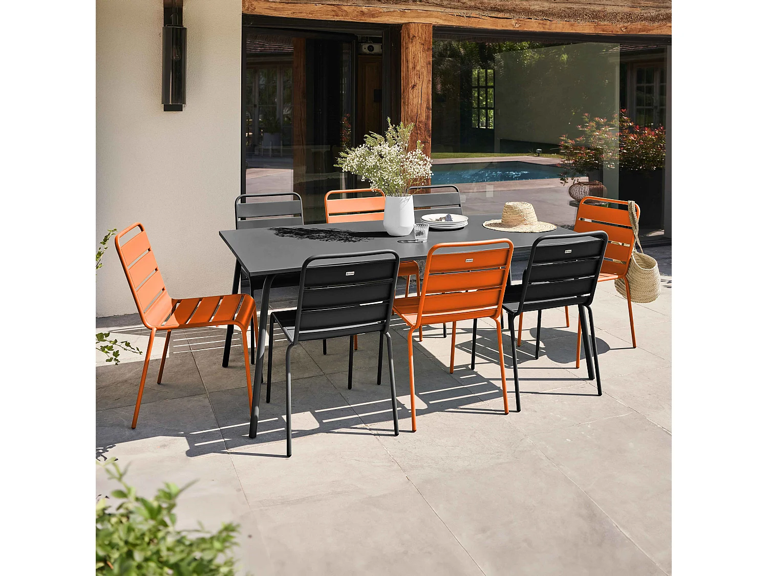 Ensemble table de jardin et 8 chaises en métal gris et orange - Palavas