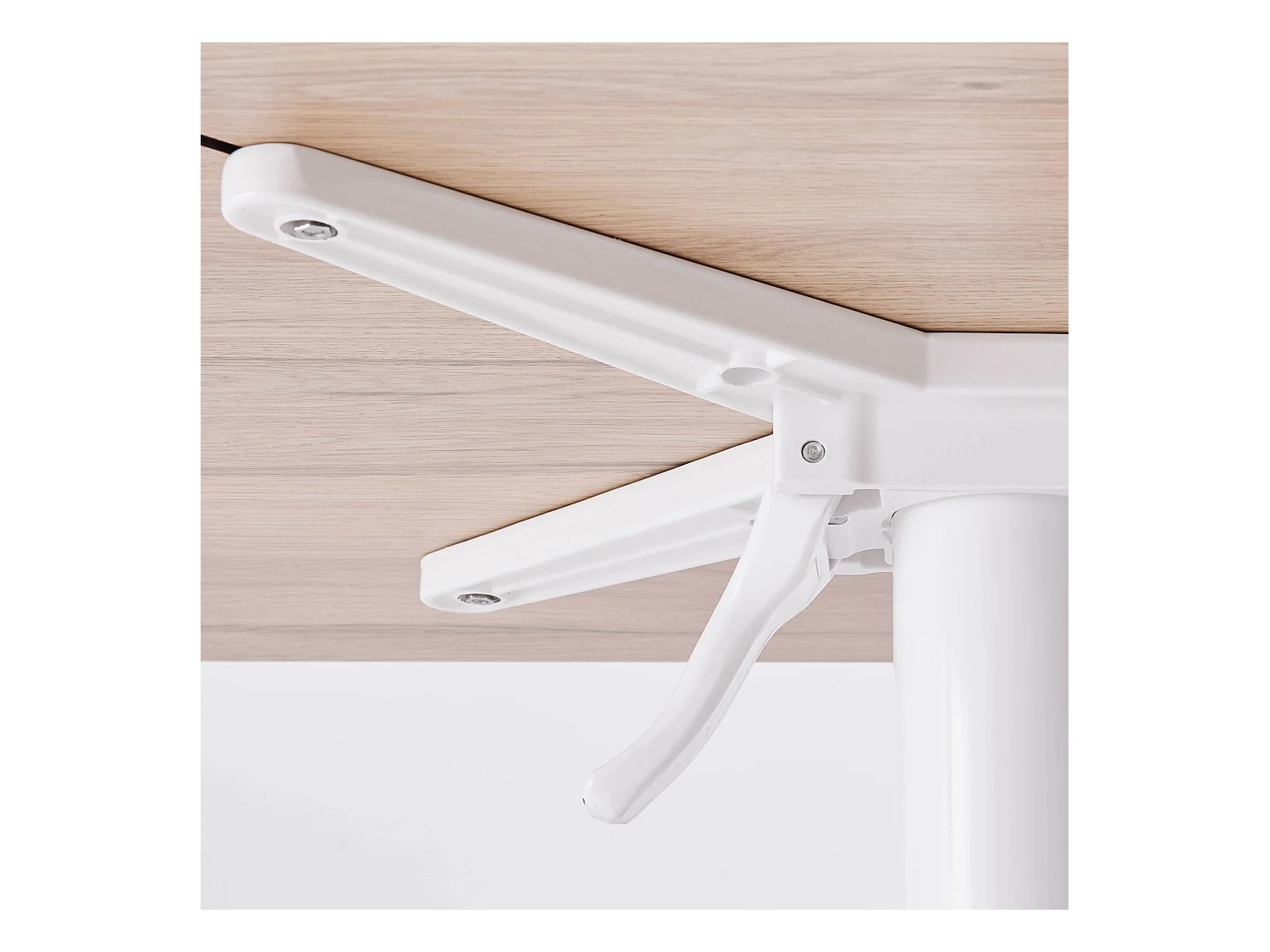 Set van een licht eiken gelamineerde tuinset en 2 grijze fauteuils