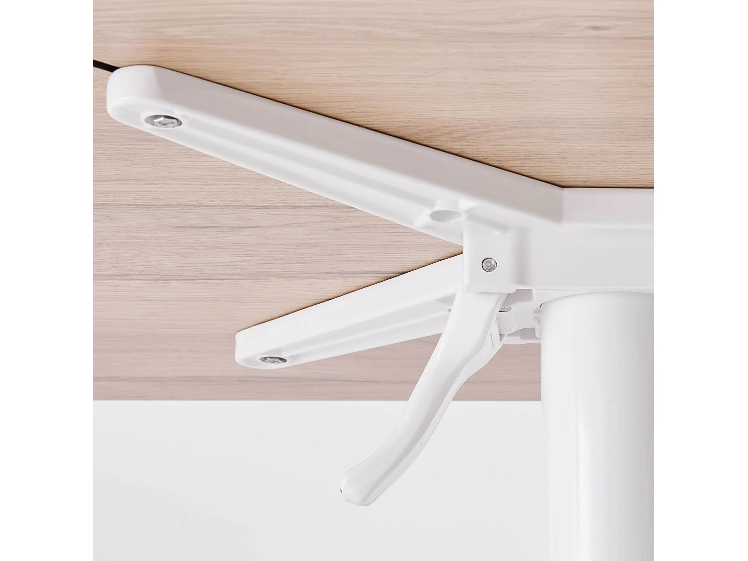 Set van een licht eiken gelamineerde tuinset en 2 grijze fauteuils