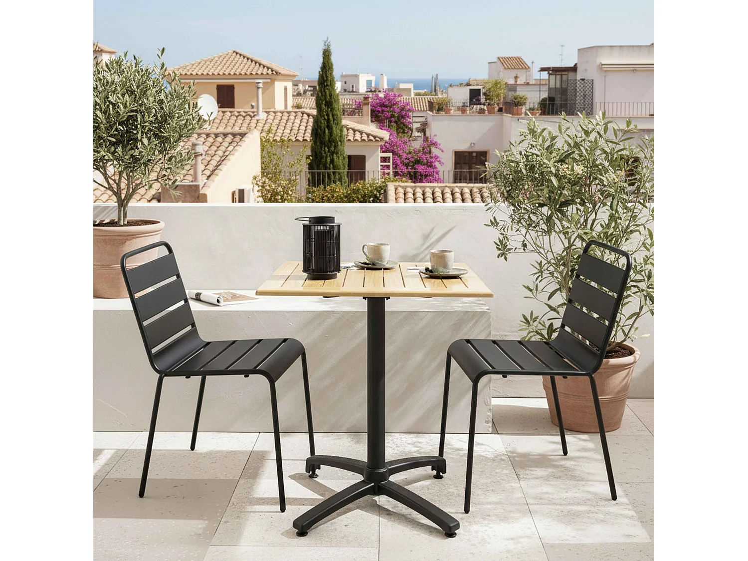 Ensemble table de jardin en bois et 2 chaises en métal gris