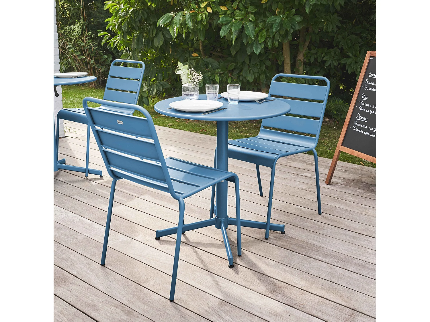 Set van een ronde tuin tafel en 2 blauwe stoelen Pacific