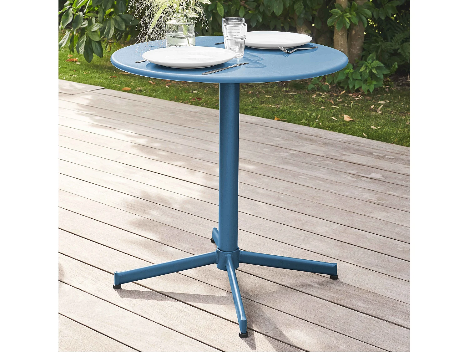 Set van een ronde tuin tafel en 2 blauwe stoelen Pacific
