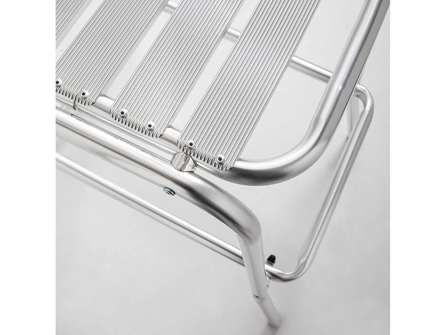 Table de jardin haute en aluminium et 4 chaises hautes