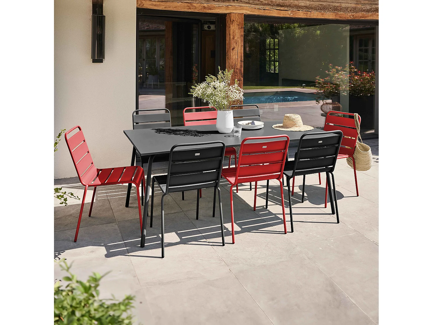 Ensemble table de jardin et 8 chaises en métal gris et rouge - Palavas