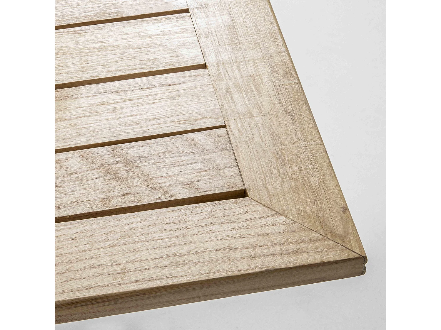 Table de jardin carré plateau bois et 2 chaises en résine