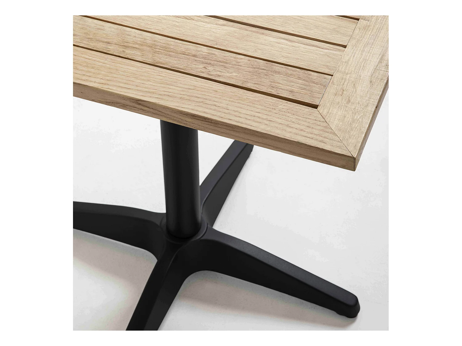 Table de jardin carré  plateau bois et 2 chaises en résine