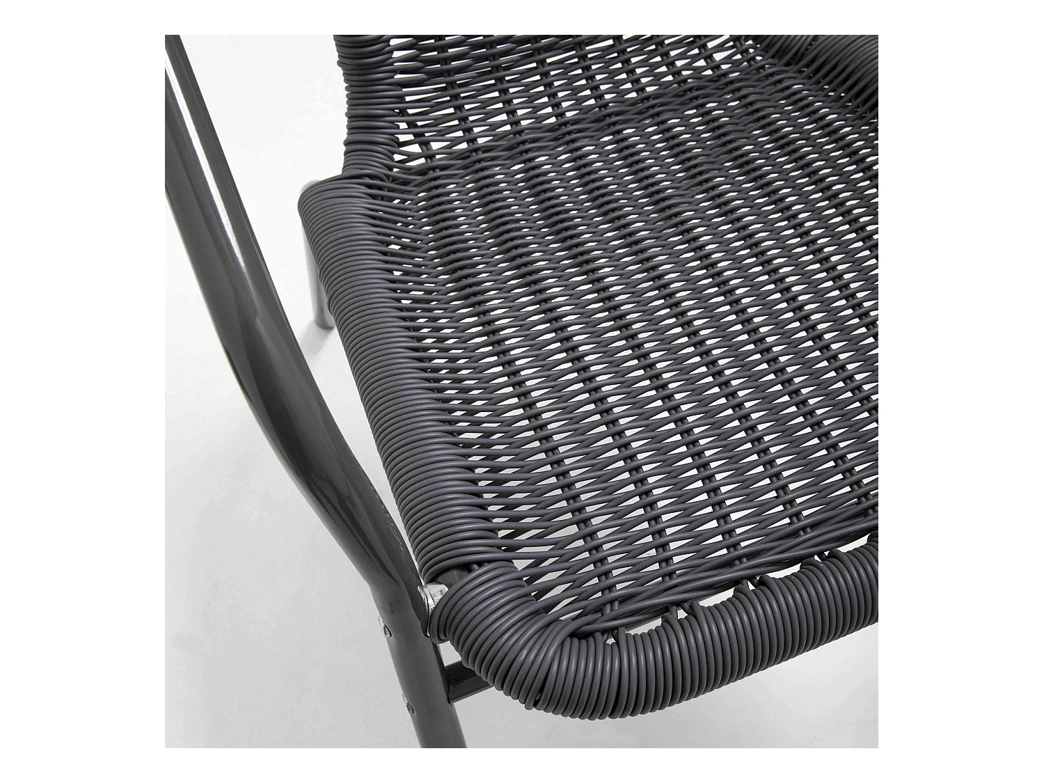 Table de jardin carré  plateau bois et 2 chaises en résine