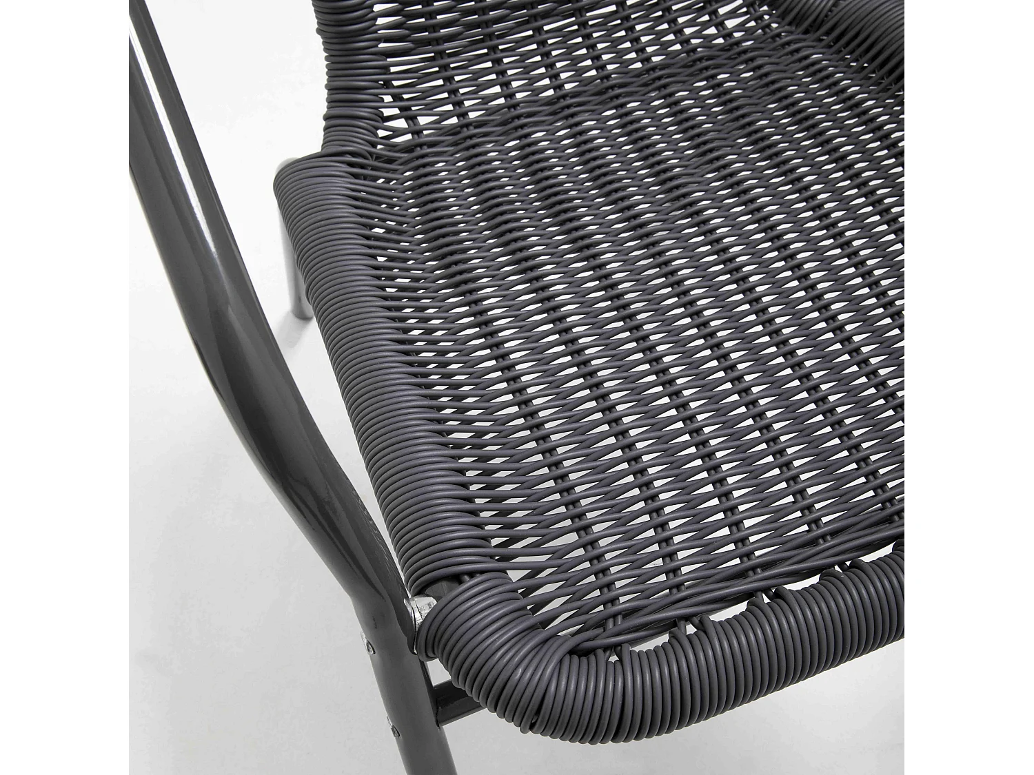 Table de jardin carré plateau bois et 2 chaises en résine