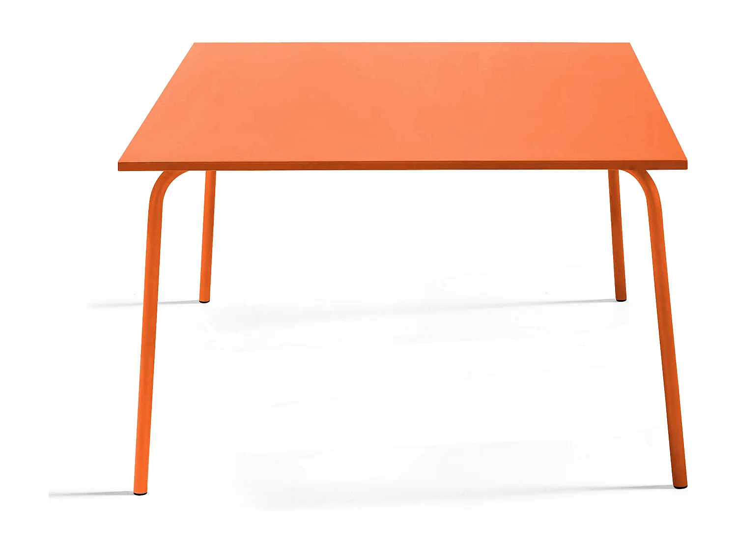 Set van een vierkante tuin tafel en 8 oranje stoelen