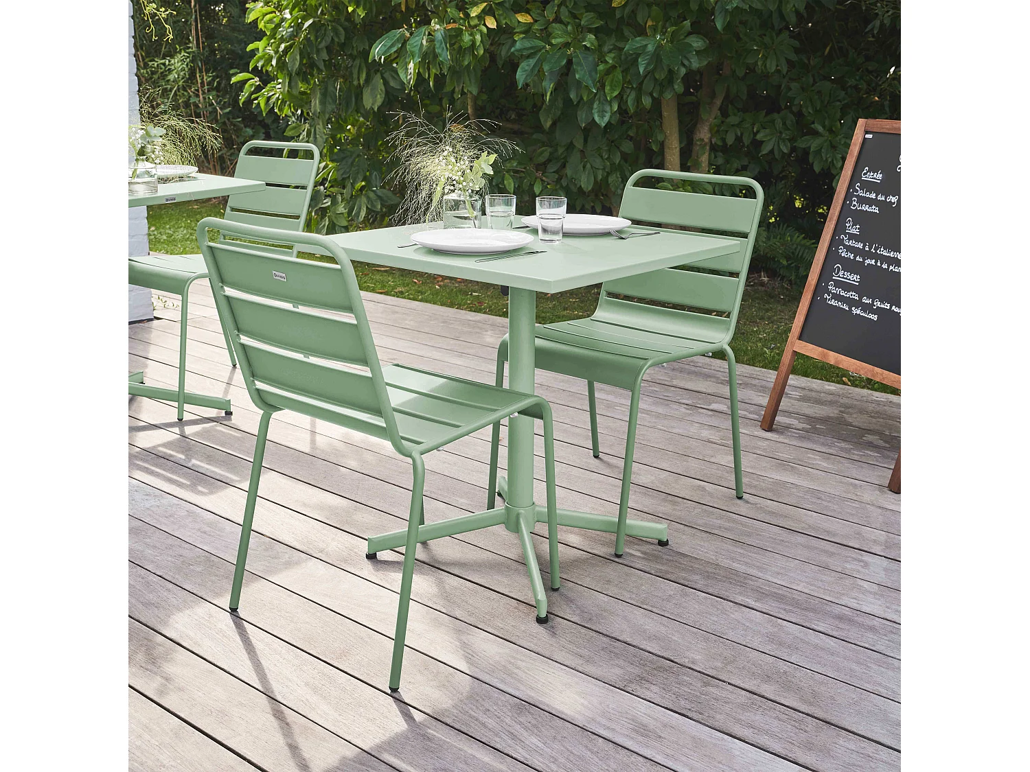 Set van een vierkante tuin tafel en 2 stoelen in salie groen
