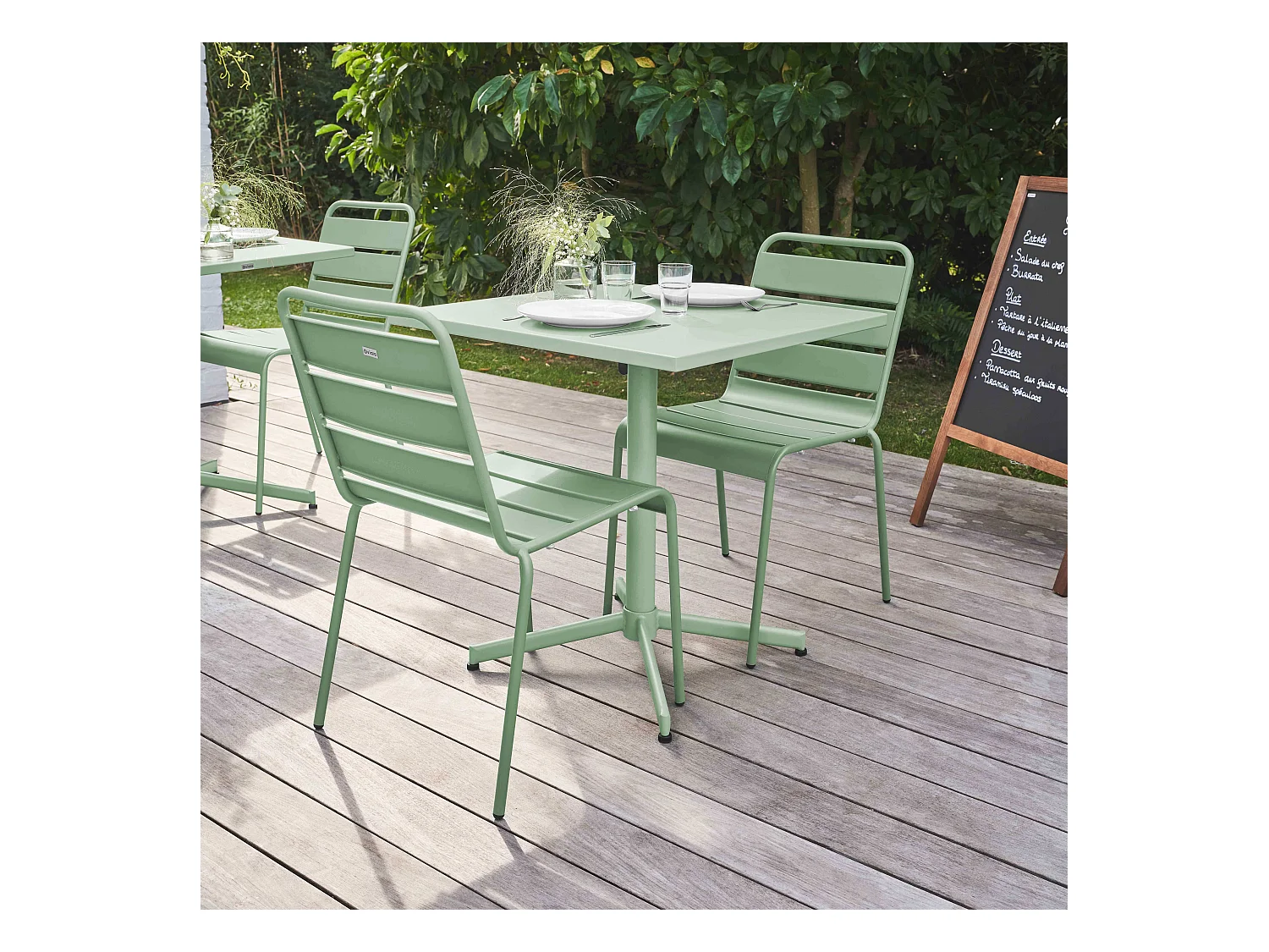 Set van een vierkante tuin tafel en 2 stoelen in salie groen