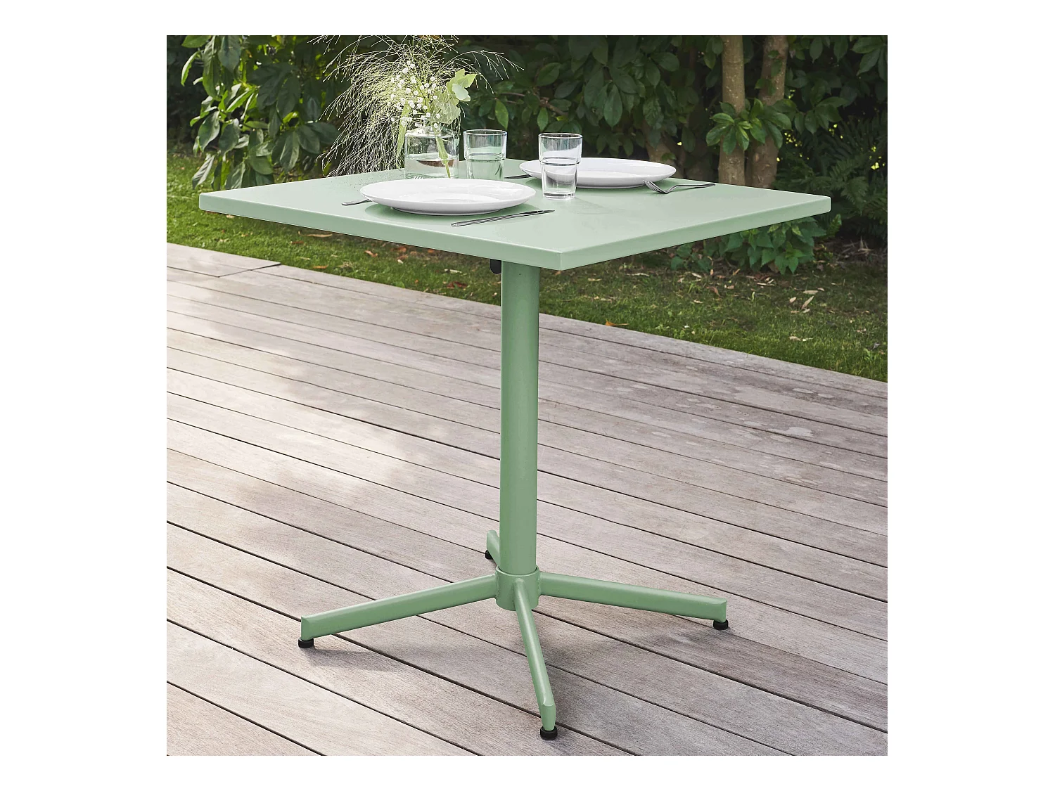 Set van een vierkante tuin tafel en 2 stoelen in salie groen