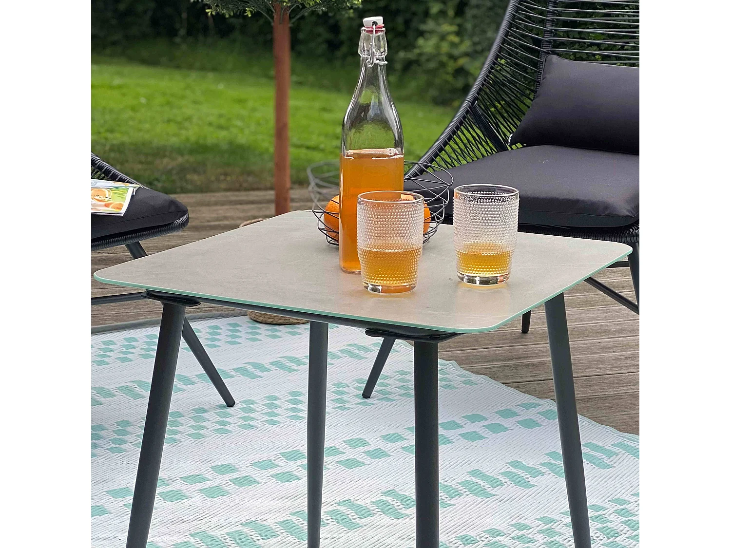Grande table basse de jardin en acier gris