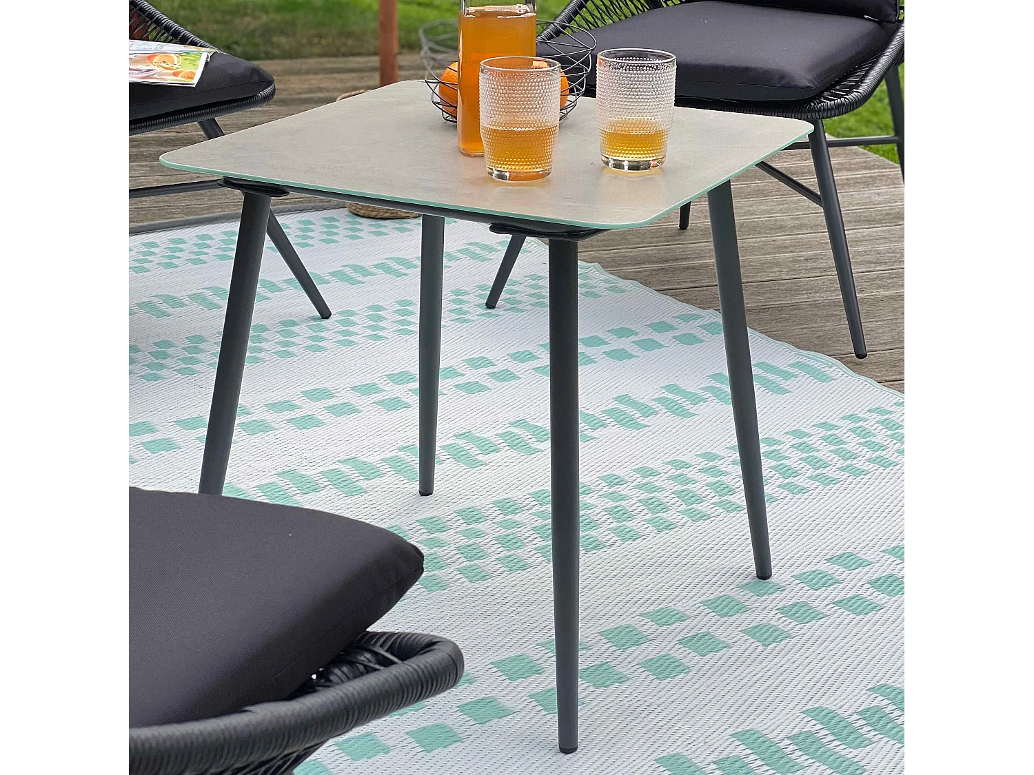Petite table basse de jardin en acier gris