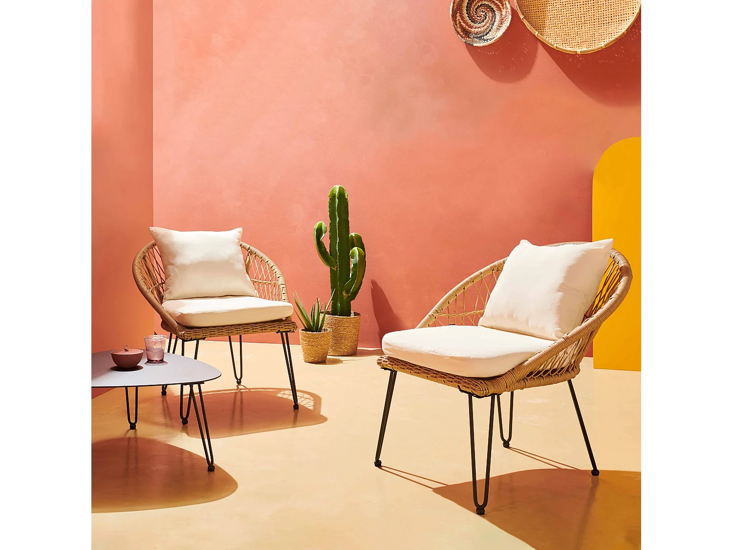 Table basse de jardin triangulaire en aluminium noir