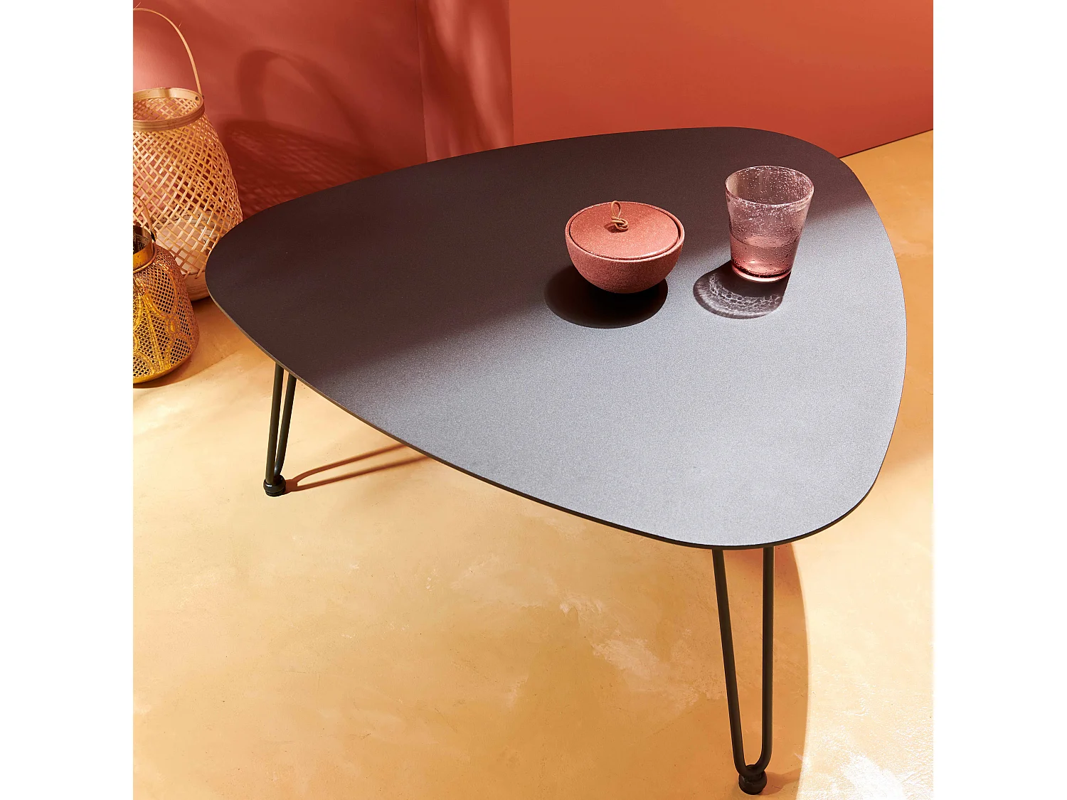 Table basse de jardin triangulaire en aluminium noir