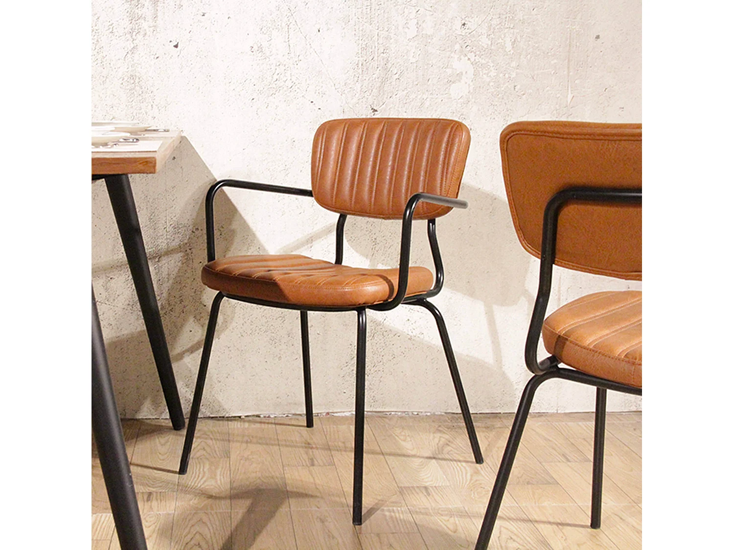 Set van 2 stoelen met beklede textielarmleuningen