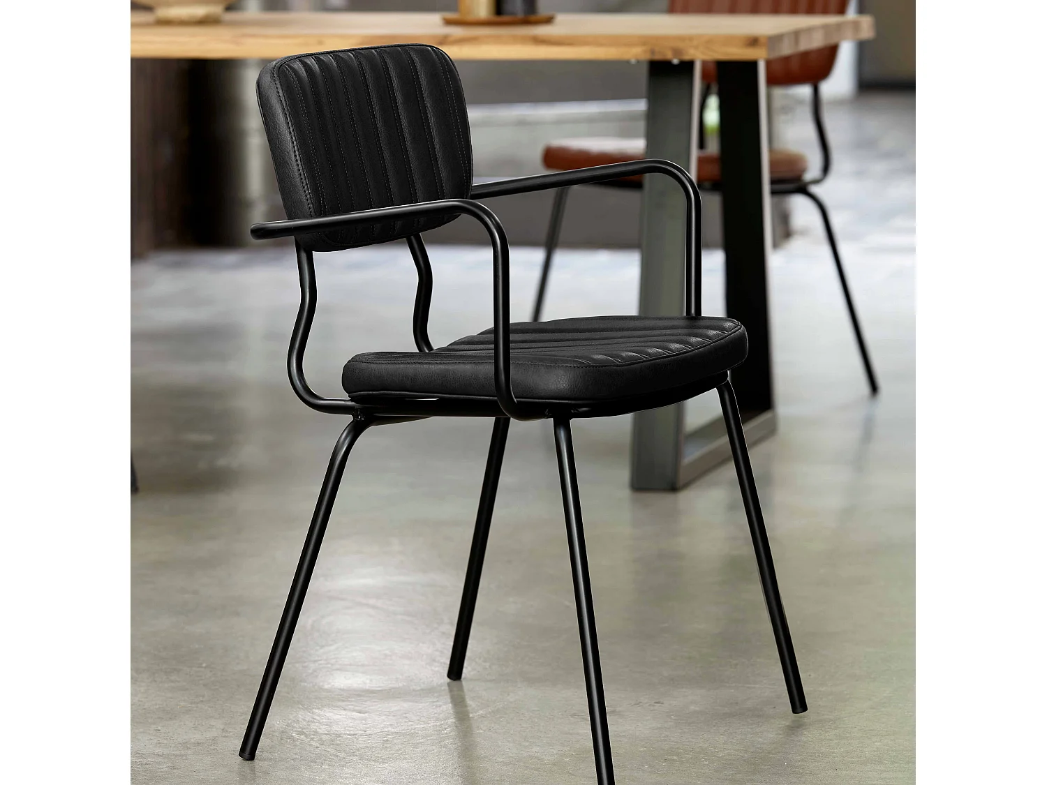 Lot de 2 chaises avec accoudoirs en textile enduit noir