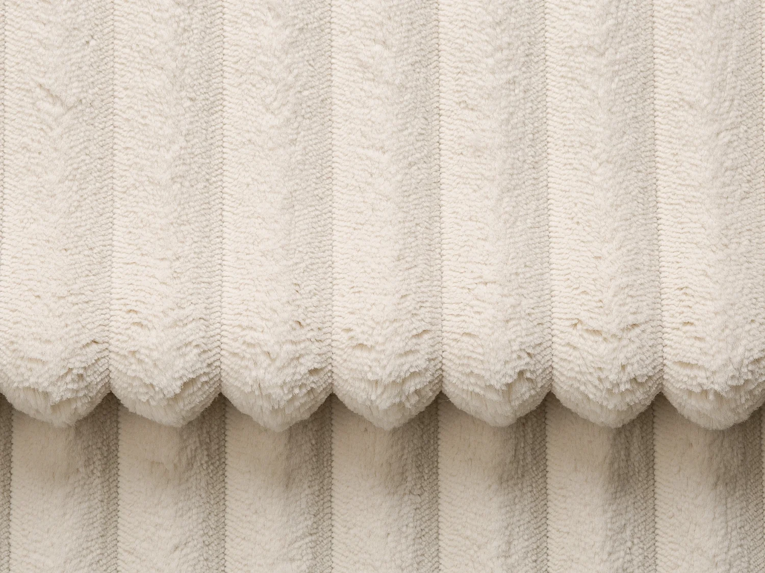 Comfortabele driezitsbank met diepe zitting van beige ribfluweel met brede ribbels PINETA