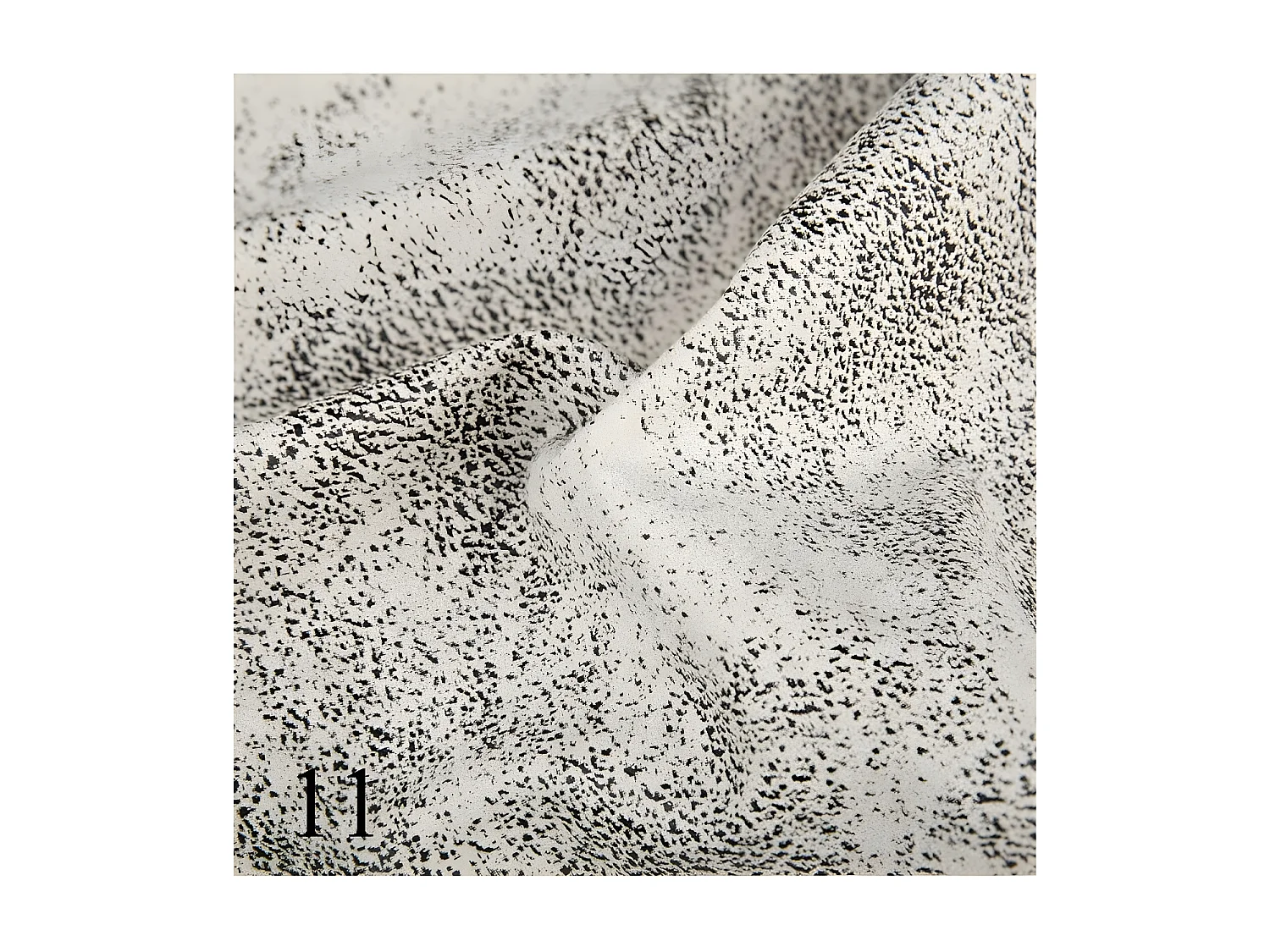 Chesterfield Ohrensessel Nora mit Steppung und Holzbeinen aus Luxusmicrofaser Vintageoptik